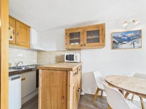 Studio rénové, style montagne, pied des pistes, balcon exposé sud, pour 4 personnes à La Rosière - FR-1-398-557