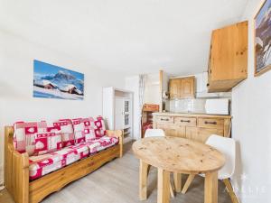 Studio rénové, style montagne, pied des pistes, balcon exposé sud, pour 4 personnes à La Rosière - FR-1-398-557
