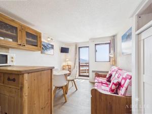 Studio rénové, style montagne, pied des pistes, balcon exposé sud, pour 4 personnes à La Rosière - FR-1-398-557