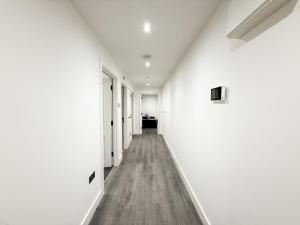 Silver Court Apartments - 2 Bed, 2 Bathroom Modern apartments - FREE Parking, WIFI and Videocom Entry