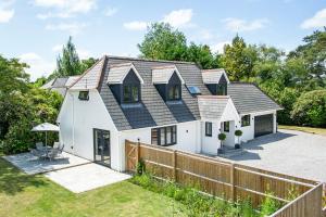 NEW! Stunning & Huge 5BR with Parking & Garden - Perfect for Families & Groups! Excellent Location