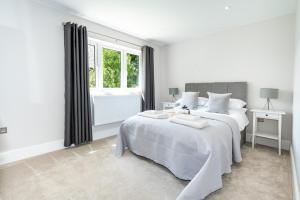 NEW! Stunning & Huge 5BR with Parking & Garden - Perfect for Families & Groups! Excellent Location