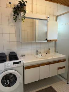 Gem of Vuosaari - private sauna, free parking and WiFi, walking distance from metro