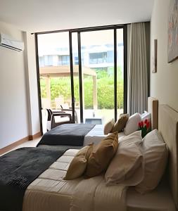 “Lujoso Apto con Piscina, Terraza Privada y Salida a la Playa”