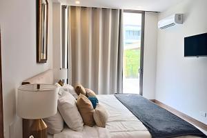 “Lujoso Apto con Piscina, Terraza Privada y Salida a la Playa”