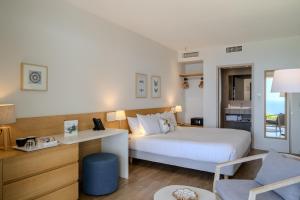 Hotels Hotel La Villa Douce : Chambre Supérieure - Rez-de-Chaussée - Vue sur Mer