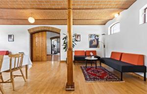 7 Bedroom Stunning Home In Grenaa - D70125