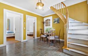 7 Bedroom Stunning Home In Grenaa - D70125