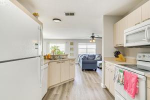 6 Mi to Lake Sumter Landing: Home w Perks!
