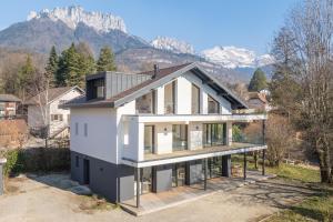 Villas MENTHON- Villa W Architecte 2 pas du lac by LLA SELECTIONS : Villa Deluxe