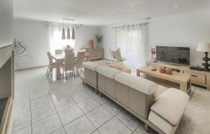 Maisons de vacances Nice Home In Cessenon Sur Orb - Flh677 : photos des chambres