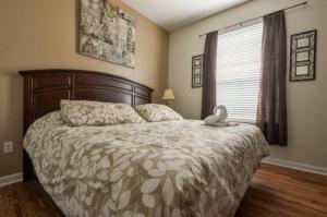 2 Bedroom private lakeview by Conference Center and Epic Universe walking distance