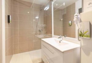 Hotels B&B HOTEL Saint Jean de Luz : photos des chambres