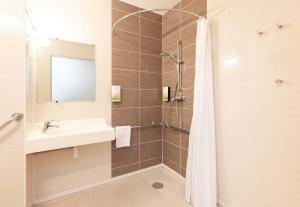 Hotels B&B HOTEL Saint Jean de Luz : photos des chambres