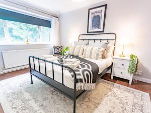 Stylish 2-Bedroom Flat in Great Warley – Sleeps 6 Pass the Keys