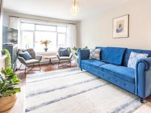 Stylish 2-Bedroom Flat in Great Warley – Sleeps 6 Pass the Keys