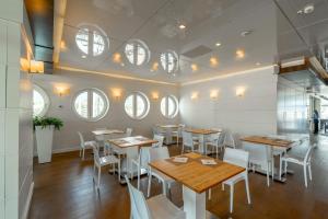 albergo yacht club marina di loano