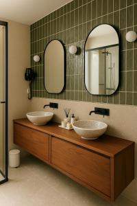 Stone House 4M - Premium Old Town Escape by the Sea with 3 Ensuites & Rooftop terrace