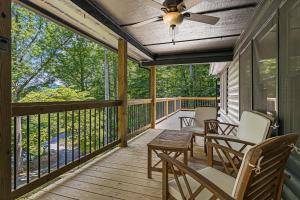 Modern Mountainside Cabin by Carolina Mornings