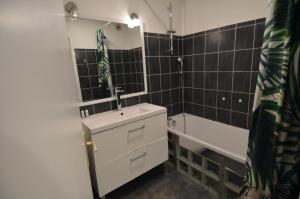 Appartements PLEIN CIEL - Appartement 5 personnes avec piscine sur la Corniche Fleurie a Nice : photos des chambres