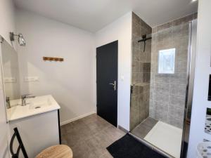 Maisons de vacances En Ardeche, gite L'Odalys climatise avec sa piscine privee et chauffee : photos des chambres
