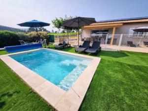 En Ardèche, maison de vacances LOdalys climatisée avec sa piscine privée et chauffée