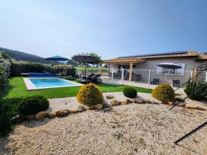 Maisons de vacances En Ardeche, gite L'Odalys climatise avec sa piscine privee et chauffee : photos des chambres