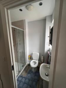 Whyte 3 bedroom house with garden, Sleeps 7 free parking sittungbourne Kent