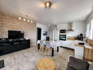 Maisons de vacances En Ardeche, gite L'Odyssee climatise avec sa piscine privee et chauffee : photos des chambres