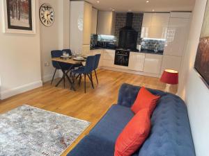 Elegant Windsor Flat - Short Walk to Windsor Castle, River Thames & Train Station