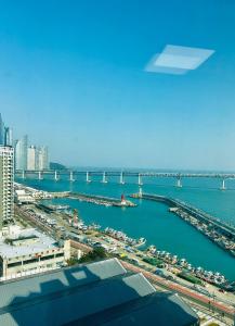 Cozy & Modern Home at the Beach