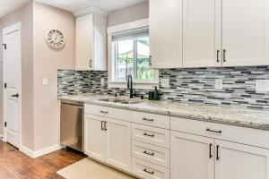 7 Mi to Vancouver Waterfront Sleek Home with Yard!