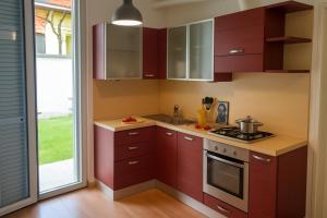 Zen Garden House - in front of the metro