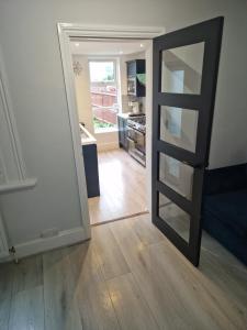 Modern 5 bedroom house with parking, London