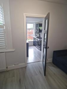 Modern 5 bedroom house with parking, London