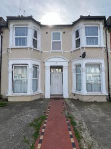 F4 Luxury Stays One bed apartment with Parking