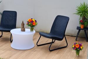 Zen Garden House - in front of the metro