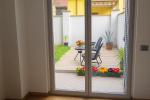 Zen Garden House - in front of the metro