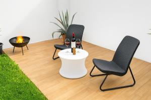 Zen Garden House - in front of the metro