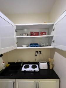 استديو أنيق بأثاث جميل وكلاسيك