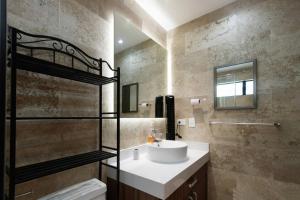 Studio Caribbean Dreams - Stylish & only 2 Blocks to the Beach - At Bahay Condos