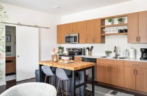 TC Sweet Pea - 2-Bedroom Condo Near Downtown TC!