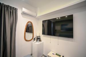 Hermes Suite Klathmonos by Zeussuites