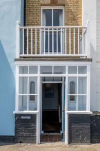 Shore View, Aldeburgh - A lovely Seafront House on famous Crag Path with uninterrupted Beach Views - Aldeburgh Coastal Cottages