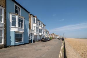 Shore View, Aldeburgh - A lovely Seafront House on famous Crag Path with uninterrupted Beach Views - Aldeburgh Coastal Cottages