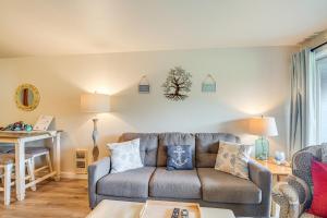 Ocean Shores Condo with Balcony Less Than 1 Mi to Beach!