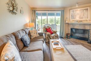 Ocean Shores Condo with Balcony Less Than 1 Mi to Beach!