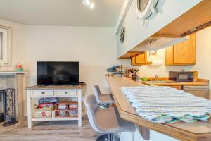 Ocean Shores Condo with Balcony Less Than 1 Mi to Beach!