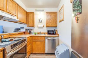 Ocean Shores Condo with Balcony Less Than 1 Mi to Beach!