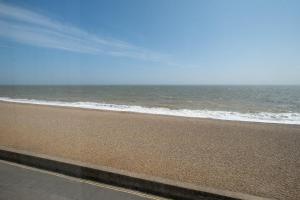 Shore View, Aldeburgh - A lovely Seafront House on famous Crag Path with uninterrupted Beach Views - Aldeburgh Coastal Cottages